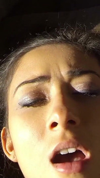O fată romă frumoasă seduce cameramanul și primește un creampie