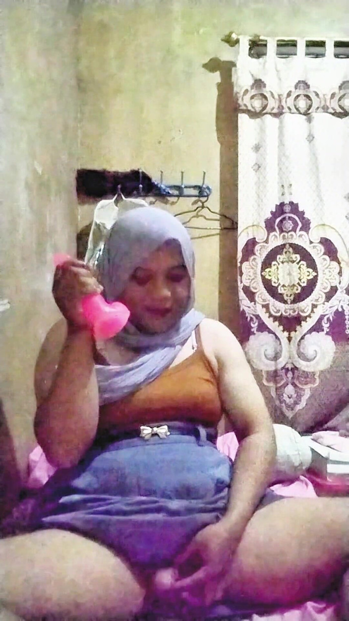 Ivvy Crossdresser: ヒジャブを着たシーメールはファンのファンの夢のために制服を着用