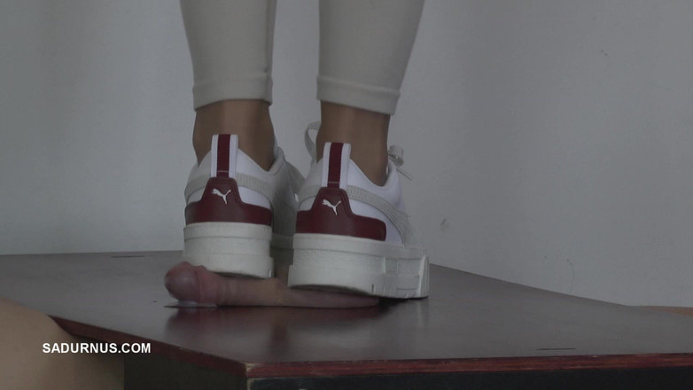 Sadurnus: La Padrona Natasa Sta Solo Toccando Il Suo Telefono