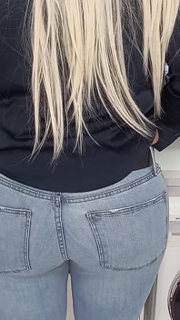 Bunda sexy em mini saia