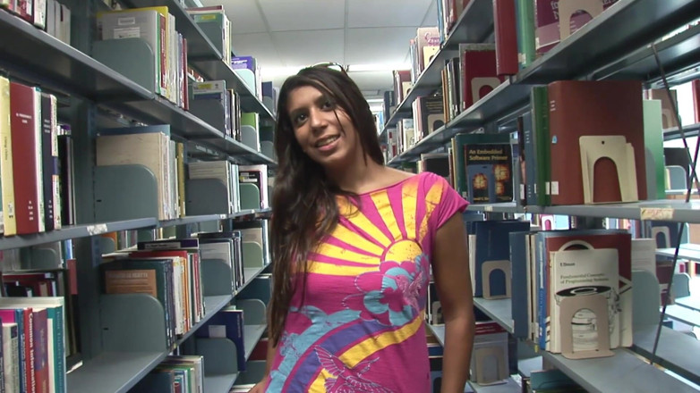 Hot Girlz: kolej men pahli baar phlaishar sho men kaimre par stan...