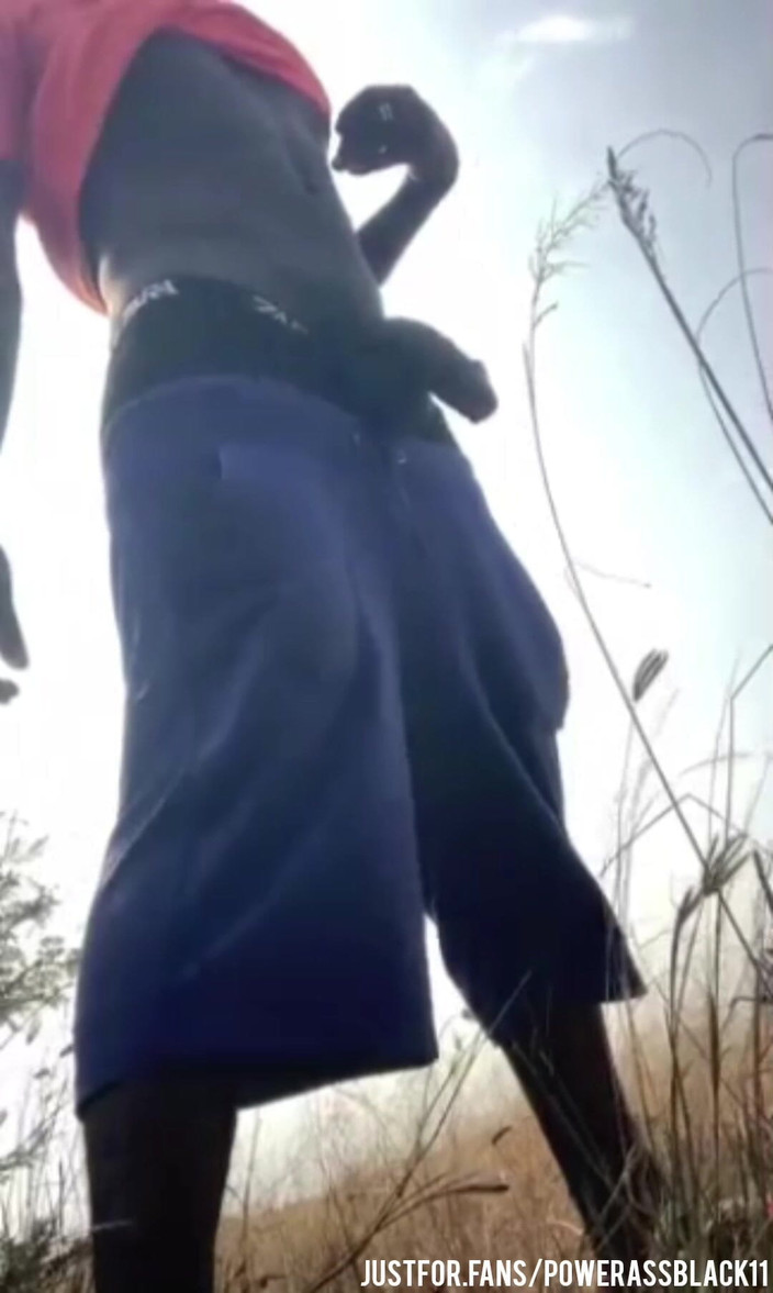 WildFreakBottom: Çalıda yoğun bir şekilde tek başına mastürbasyon yapıyor