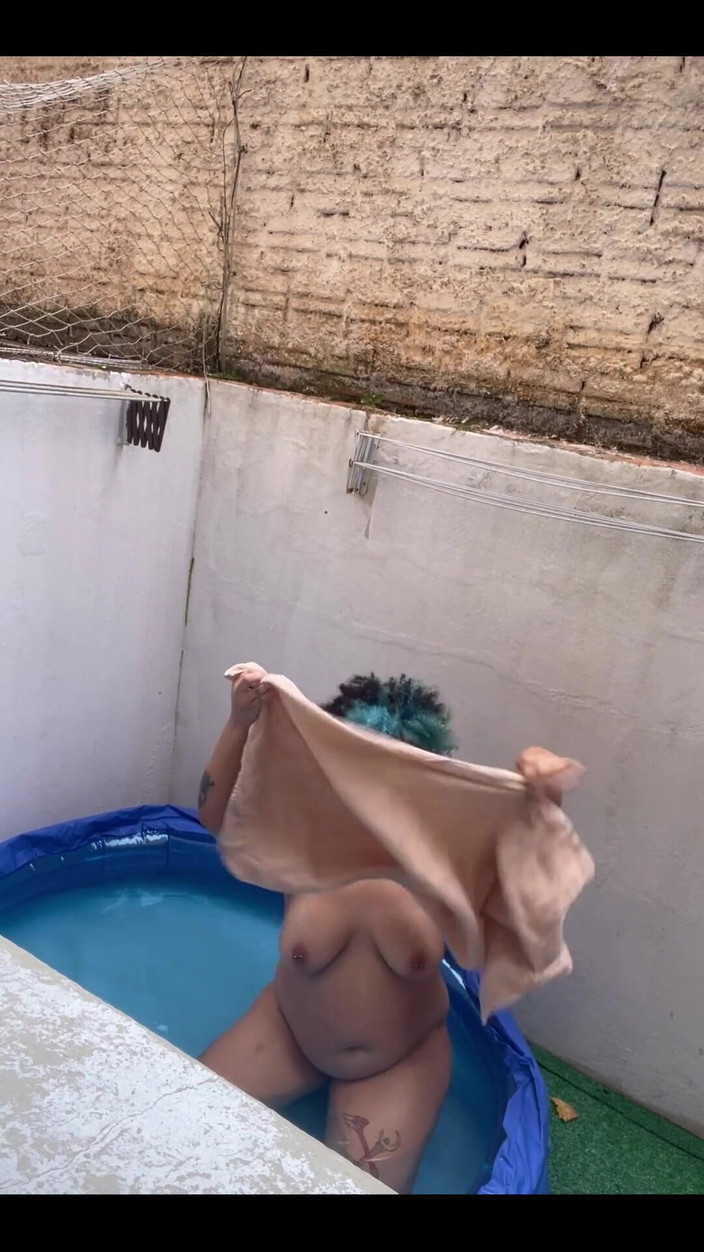 Cutiepiie Chubby: Ти мій сусід і прокрадається через твоє вікно, твоя гаряча товстушка по сусідству оголена в басейні. Вона знає, що ти Ват