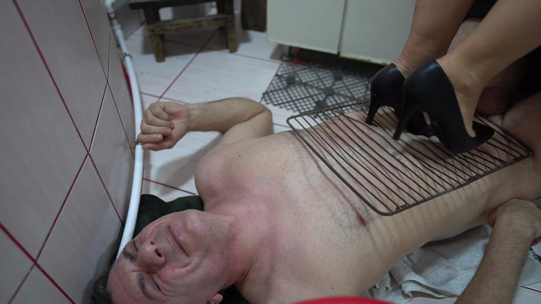 Paultramp: Setrika dengan tumit di kamar mandi