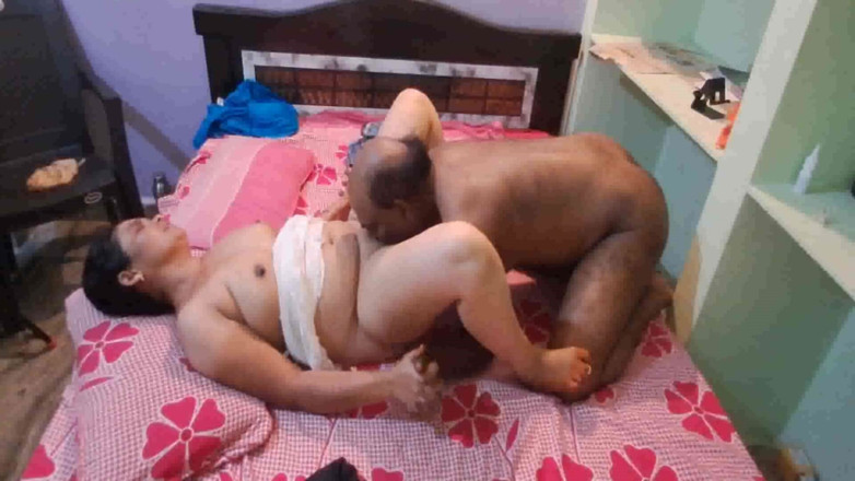 Sexy sindu: Bhabhi frumoasă și sexy în prima noapte de sex cu soțul