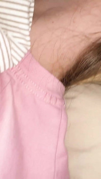 Primer plano del coño de una chica de 18 años en un fondo de la habitación de su padrastro
