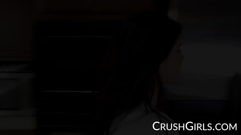 Crush Girls: Bintang bokep semok romi rain lagi asik riasan wajah sama...