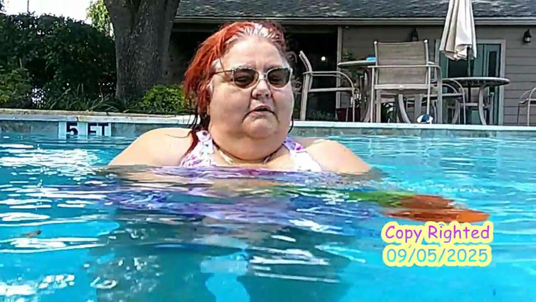 BBW nurse Vicki adventures with friends: 护士Vicki在泳池边为她的新比基尼模特向你闪烁然后