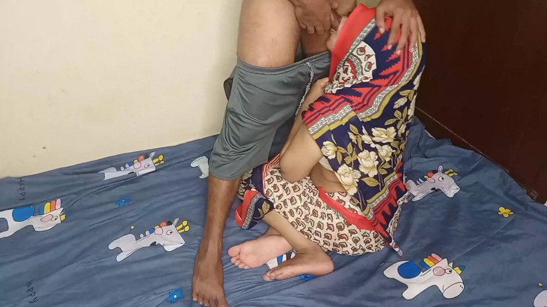 Queenrima: Am trezit-o pe servitoarea care se odihnea lingându-i pizda și apoi...