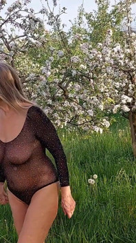 Femme Mature Se Promène Dehors En Combinaison Transparente!
