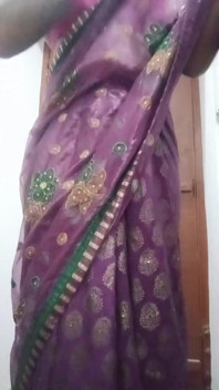 Indický gay crossdresser spodní Gaurisissy ukazující její velká prsa ve fialové sárí
