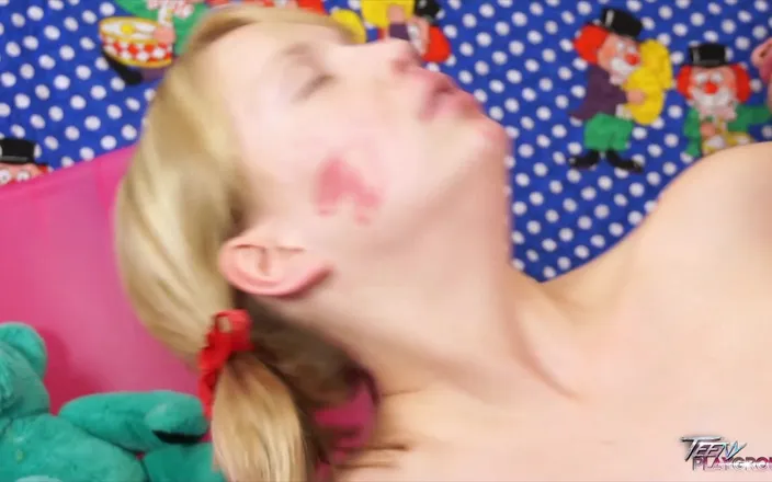 Czech Pornzone: Sexy blondie playing with make up and hard cock