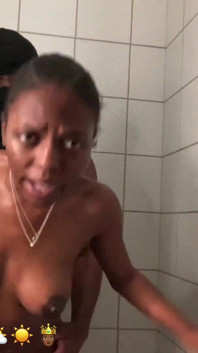 Sexxxy Rease con le sue belle tette prende una penetrazione martellante!