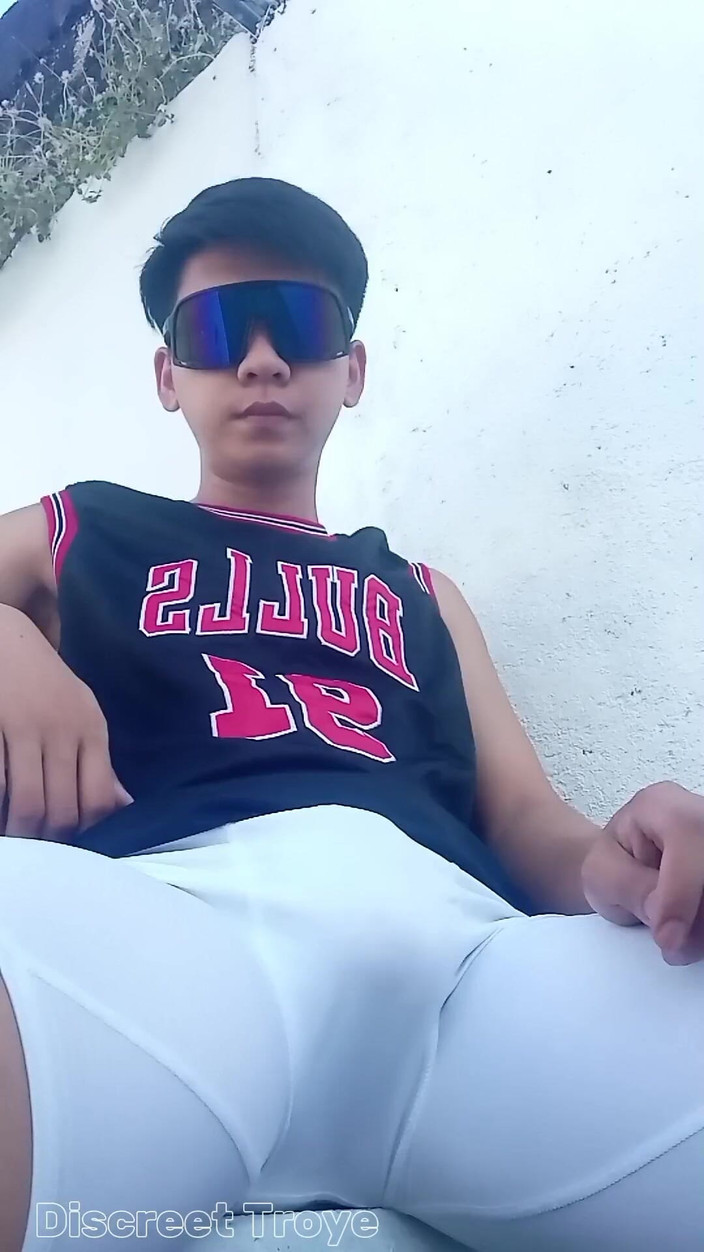 Troye_AsianPinoy: Pinoy basketbol sahasının arkasında tekrar mastürbasyon yapıyor