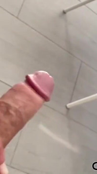 Muie la locul de muncă când el urmărește porno meu pe laptop cu o mulțime de spermă în