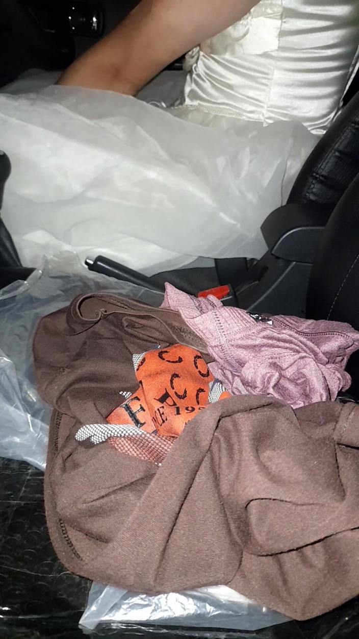 Naomisinka: Travestit purtând rochie de mireasă în timp ce conduce și spermă în halat