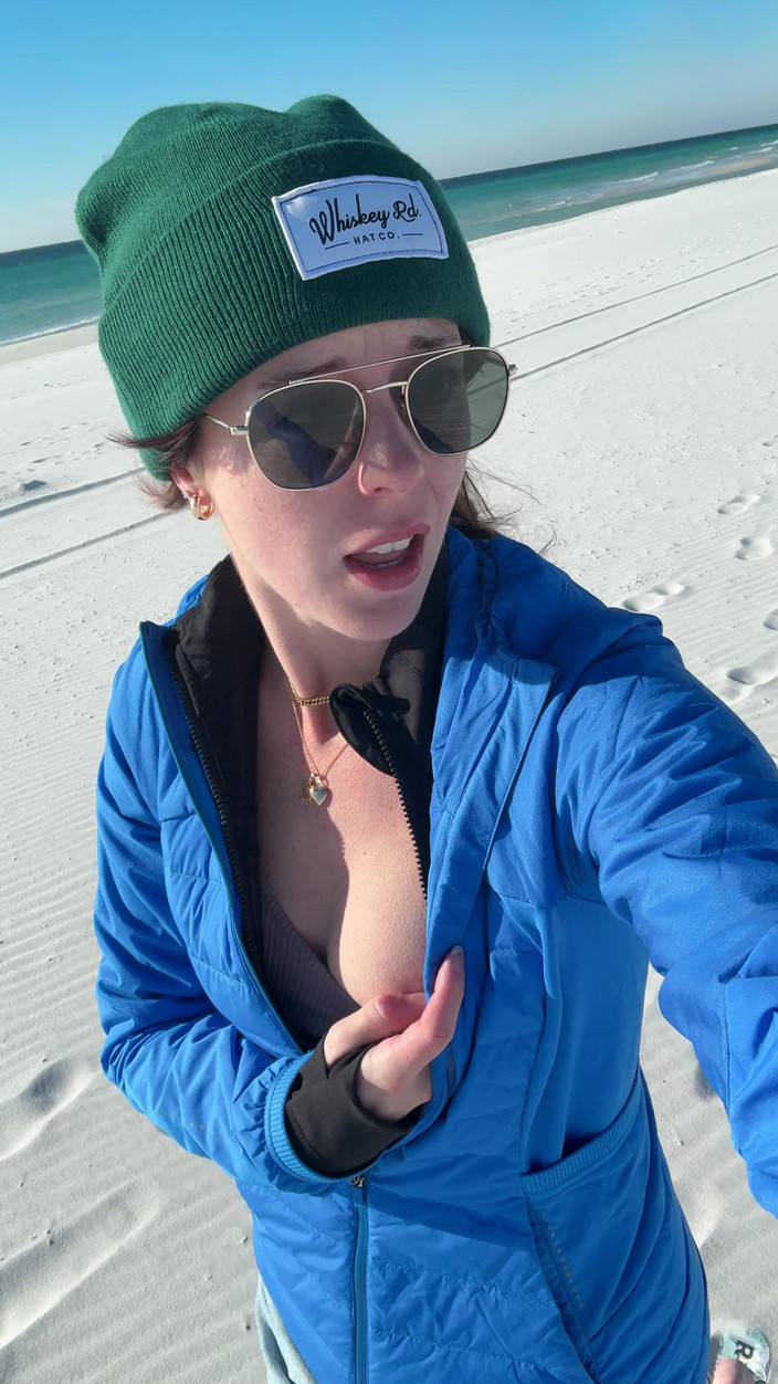 Nadia Foxx: Procházka po pláži volá po rychlém orgasmu!