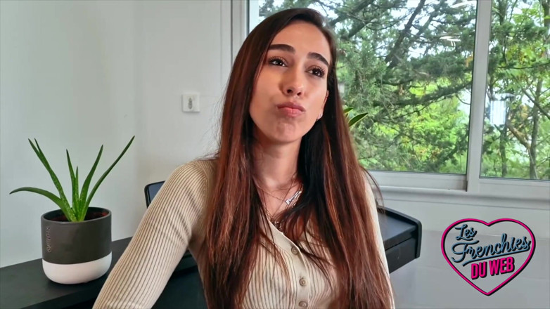 The Frenchies of the web: Camila, een niet-zo-verlegen jonge meid, wil geneukt worden