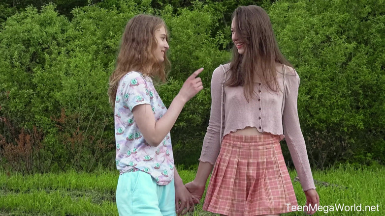 Teen Mega World: Gorące laski liżą łechtaczki w polu