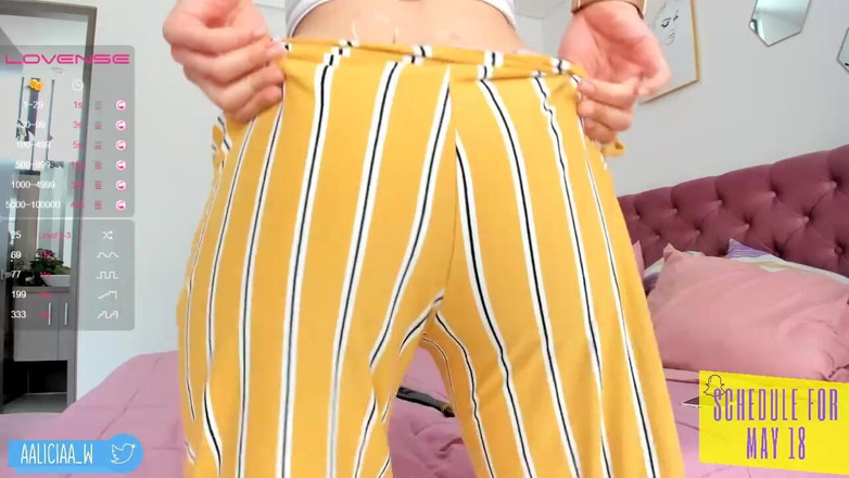 Cute Alice: Alice si cewek imut latina lagi asik dicambuk pantatnya dan...