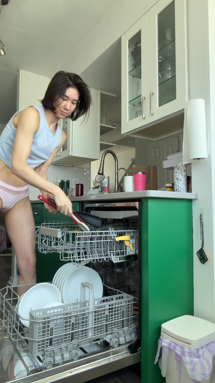 Ms_Emmy_Lynn: Teman wanita Comel Asia anda Memunggah Mesin Cuci Pinggan Dalam...