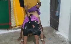 Eu a aquequei a madrasta tamil e a levantei e fiz sexo quente com ela.