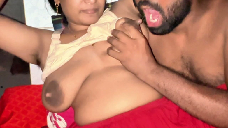 Hot_rana002: Üvey anne emziriyor ve anne sütü içiyor - gerçek video