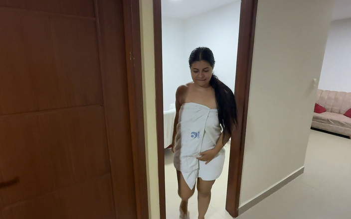 Alicilanyn09: Moje plachá nevlastní matka se sprchuje, zatímco ji tajně sleduji,...