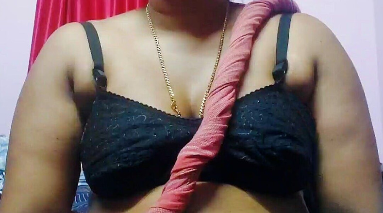 Desi Mohini: La zia indiana indiana ed un ragazzo sexy molto bene...