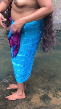 王のクイートは浴び、森は彼女と彼女に水を宿した