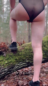 Il mio dolce culo piccolo e il mio cazzo esibizione nella foresta
