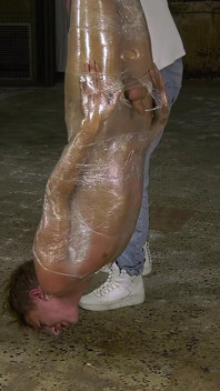 Colgando como un pedazo de carne