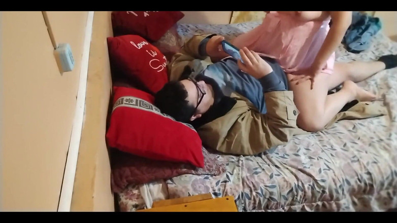 BBW Kelly Mom: 목수는 매우 발정난, 큰 엉덩이 비를 따먹고 방을 청소하지 않았다.