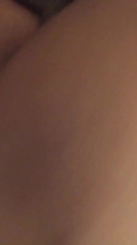 Azjatycka brunetka loszka jest filmowana POV Daje ręczną robotę i obciąganie aż do wytrysku