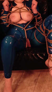 Parlak lateks catsuitli seksi fetiş model seni çok azdırıyor! Tombul orta yaşlı seksi kadın Arya Grander - erotik güzel