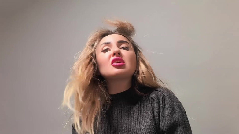 Goddess Lena: Birkenstocks &amp; dăunători