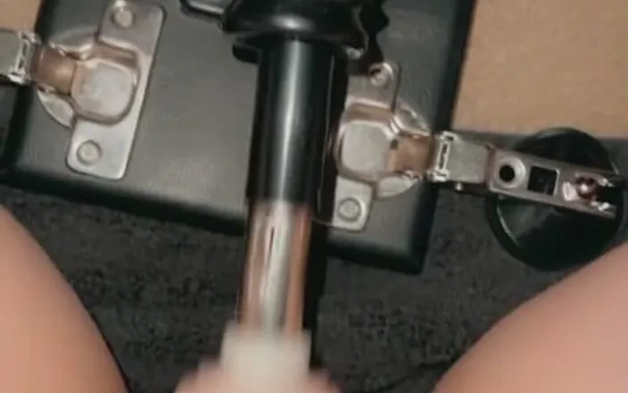 Kira_lee: Sex stroj buší striptérky Mokrou kundičku