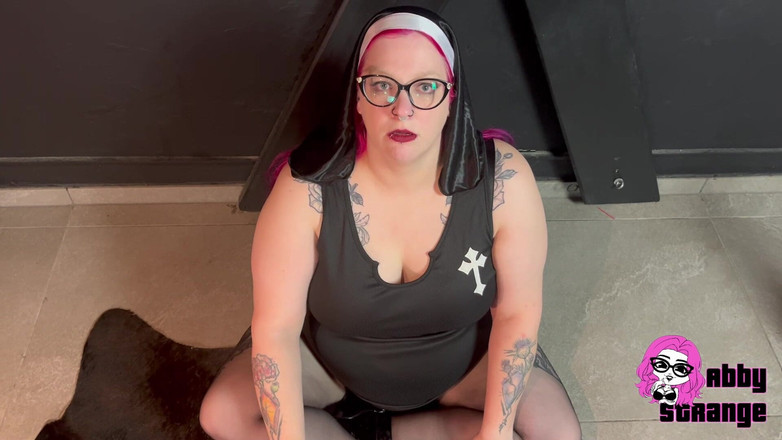 Abby Strange: Супер вульгарно! Я отрыгиваю в костюме монахини