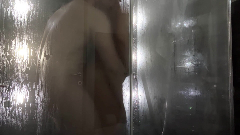 ManMaxCum: Pula s-a strecurat în vaginul săpun al unei brunete miniona