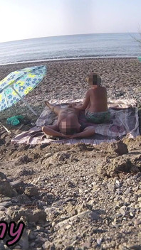 Soție exhibiționistă muie amatoare milf în aer liber și labă pulă mare pe plaja de nuditate în fața urmăritorilor cu spermă