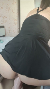 Saya menunggang dildo di atas dan mengalami orgasme. Krim mengalir Ke Bawah