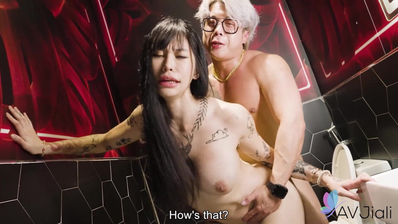 AV Jiali: Hot Tattooed Chick, Yaner, Fucked in Club’s Bathroom by Pick-up...