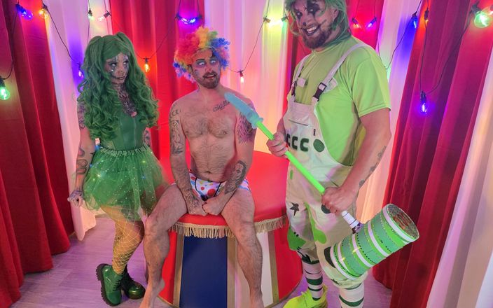 Cock Crazed Clowns: Frankie Jax в позе встречи с зеленым членом безумных клоунов