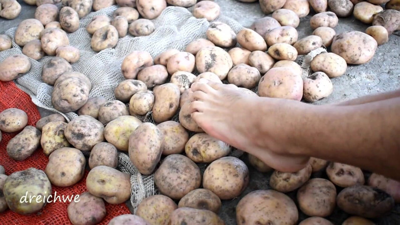 Dreichwe: Tocando deliciosas batatas com os pés