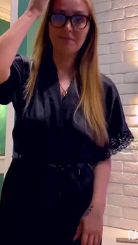 Mama vitregă și fiul împart o canapea. Fiul vitreg și-a băgat pula în gura mamei sale vitrege. Mama vitregă nu se aștepta la asta.
