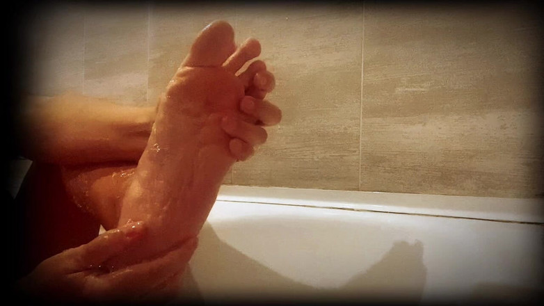 Mary Di: Mírame afeitarme las piernas en la bañera - edición milf