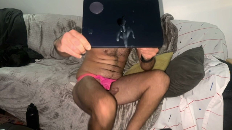 Maximus X: Laptop Cumshot