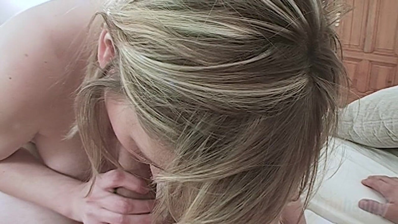 Sextermedia by Pete: Perverzní amatérská blondýnka Sandra ošukaná do análu