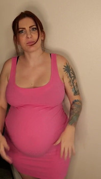 Gravid styvmamma uppmuntrar styvson att delta i Alla hjärtans fest