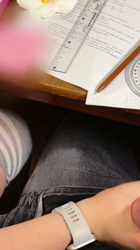 Sexy colegiala masturbándolo en clase de física debajo de la mesa.